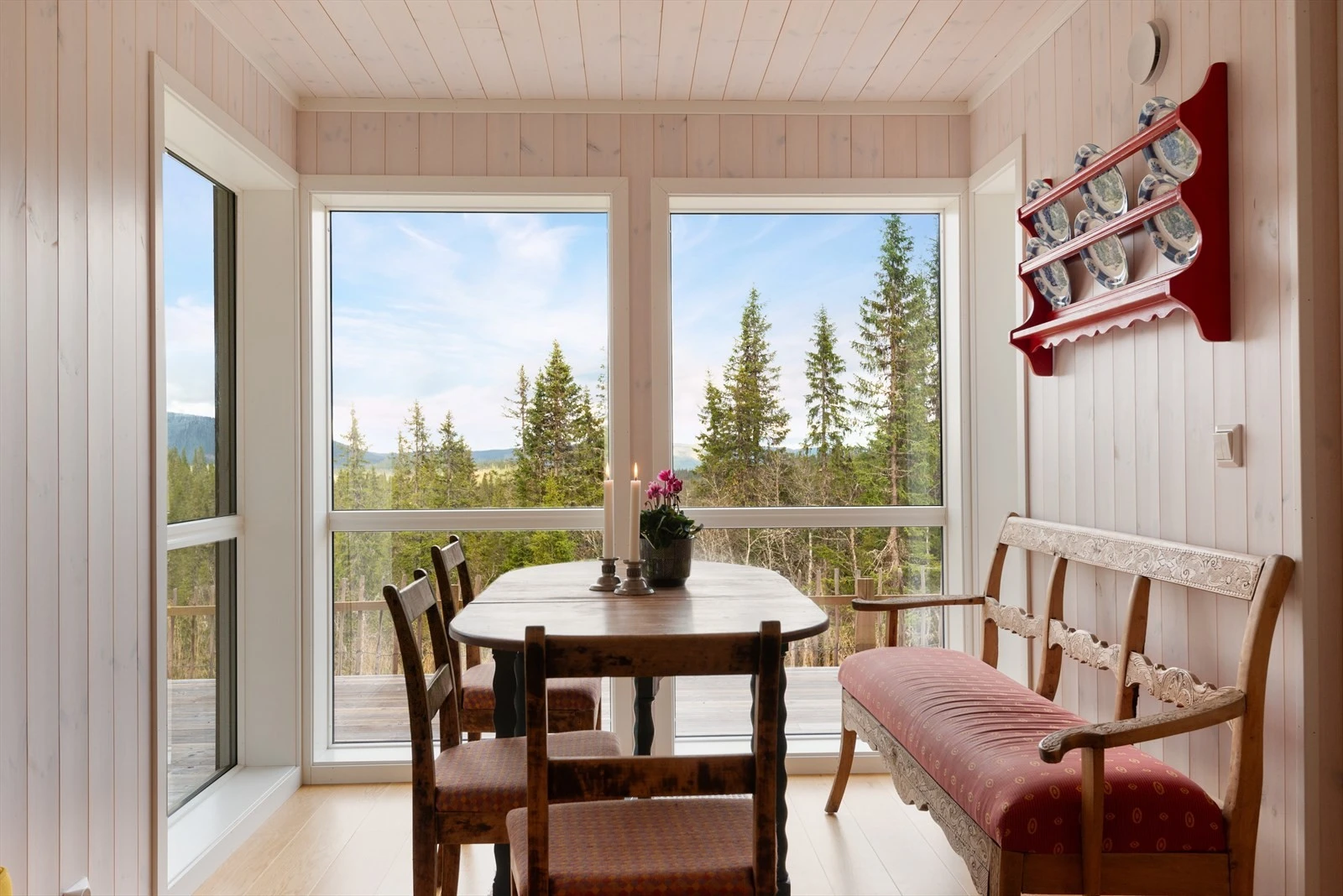 I spisestuen er det flotte vindusflater, som gir godt med lys og en flott utsikt fra spisebordet. Galleribilde