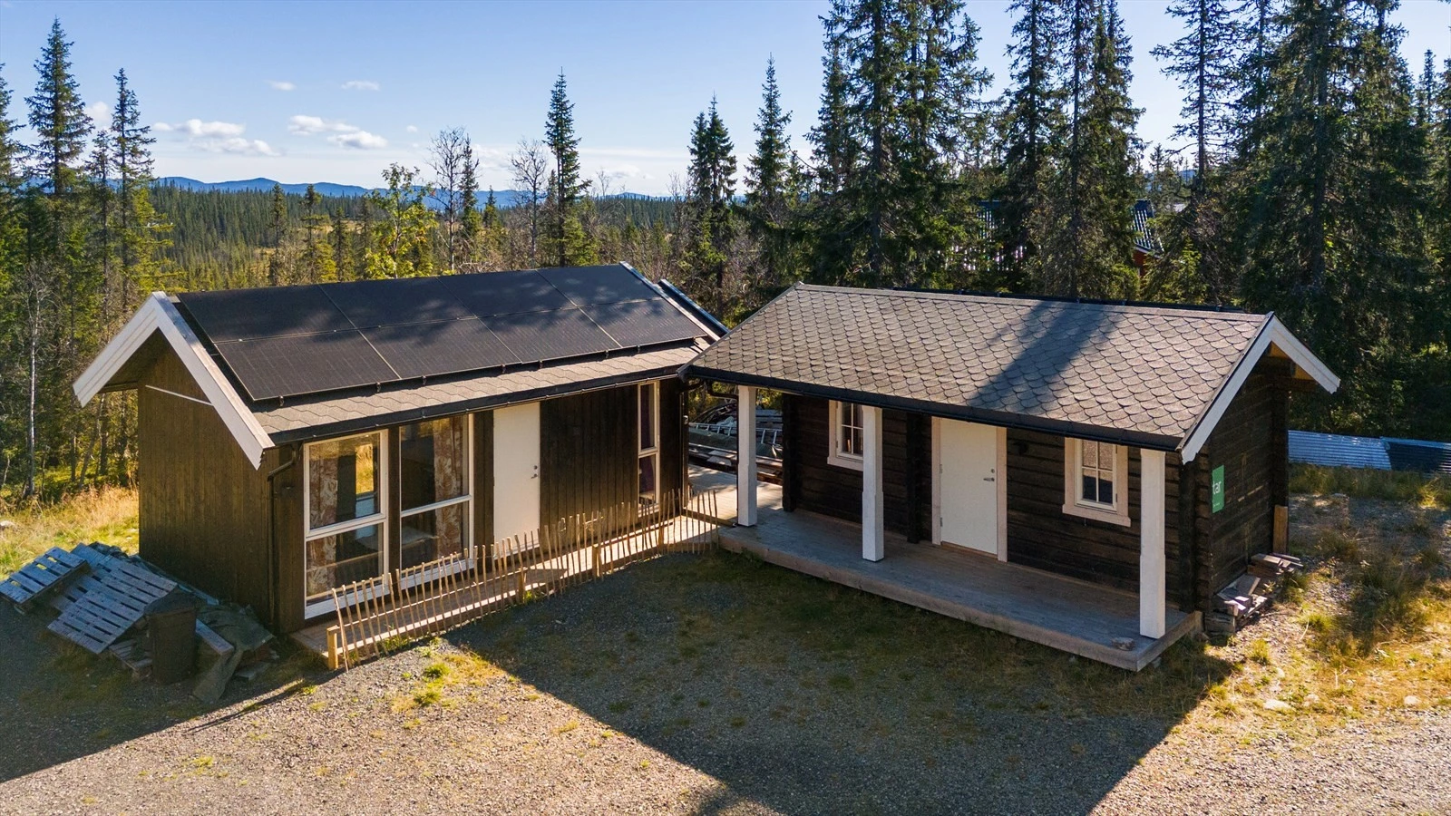 Fasade anneks og uthus. Uthuset har boder, som gir praktiske oppbevaringsmuligheter. Galleribilde