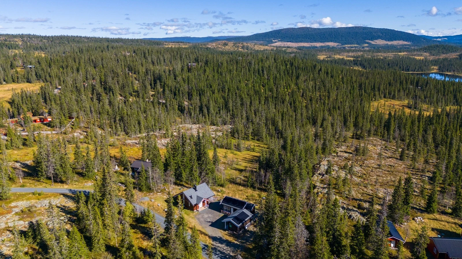Området rundt byr på fantastiske rekreasjonsmuligheter og gir flotte friluftsmuligheter hele året. Det er kort vei til skiløyper og etablerte turstier. Galleribilde