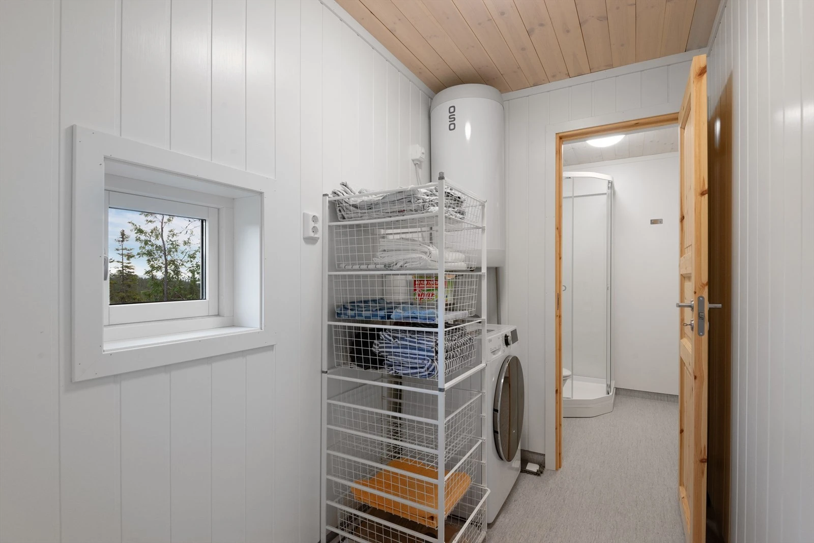 Et meget praktisk vaskerom. Her er det også oppbevaringsmuligheter - i tillegg til boder i uthuset. Galleribilde