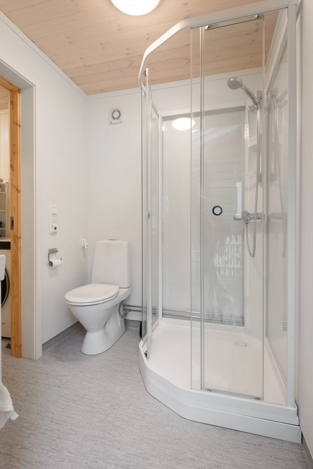 Bad - det er varme i gulv også i annekset. Galleribilde