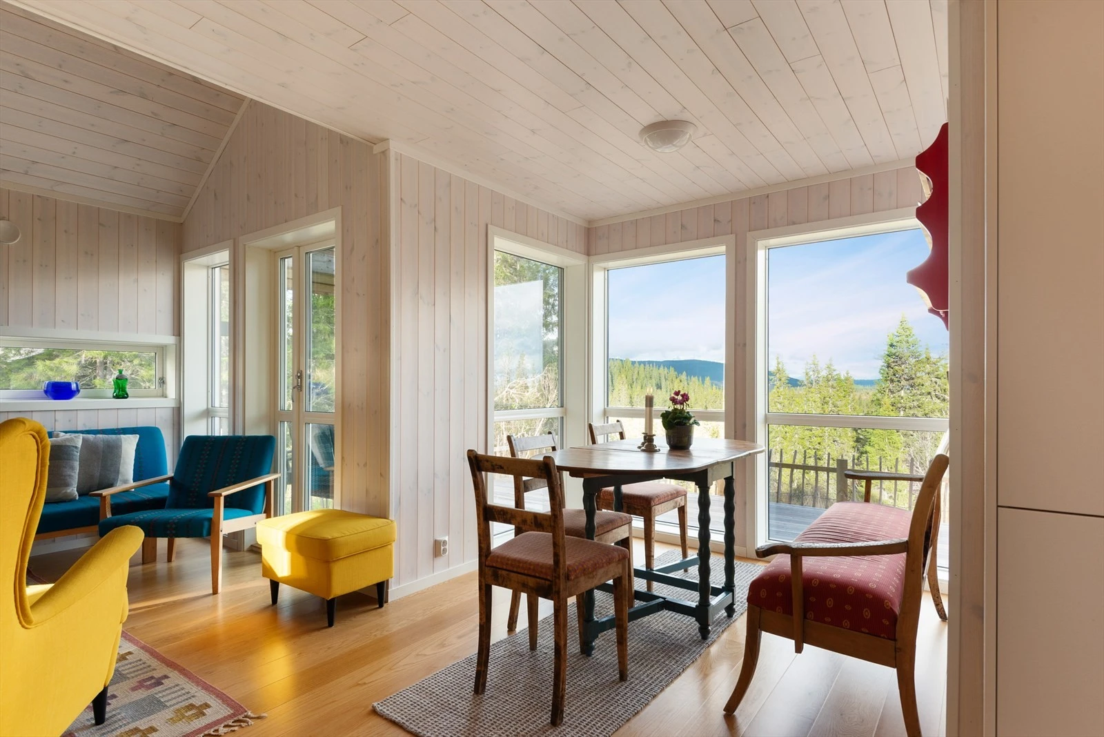 Fra stuen er det utgang til veranda - det gir en fin flyt i planløsningen. Galleribilde