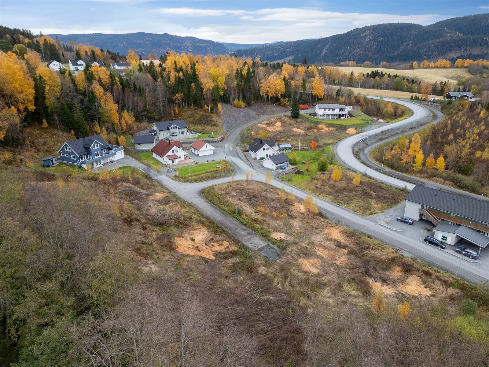 Tillatt BYA er satt til 35 % inkludert parkeringsareal. Bebyggelsen utformes som åpen bebyggelse som eneboliger med eventuell utleiedel i sokkel. Full utredelse av områdets reguleringsbestemmelser følger vedlagt i salgsoppgaven. Galleribilde