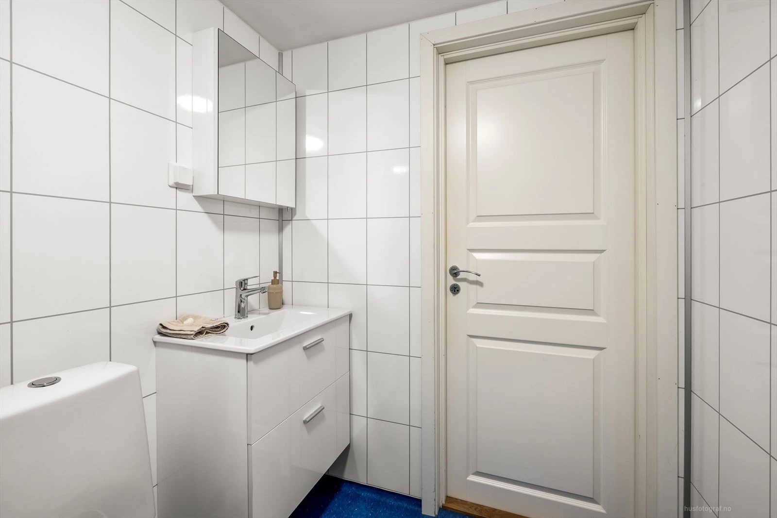 Bad renovert i 2019 med servant, dusjhjørnet og speil.