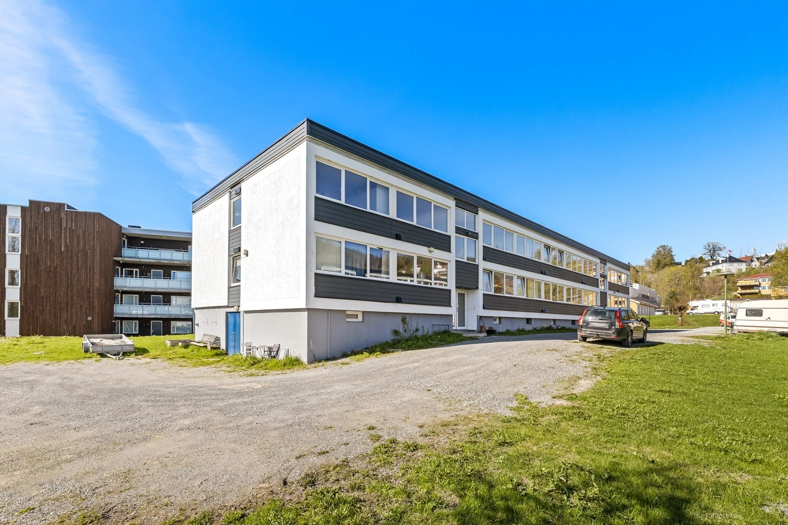 Fossveien 12A har en attraktiv beliggenhet i sentrale og grønne omgivelser, like utenfor Lierbyen sentrum.