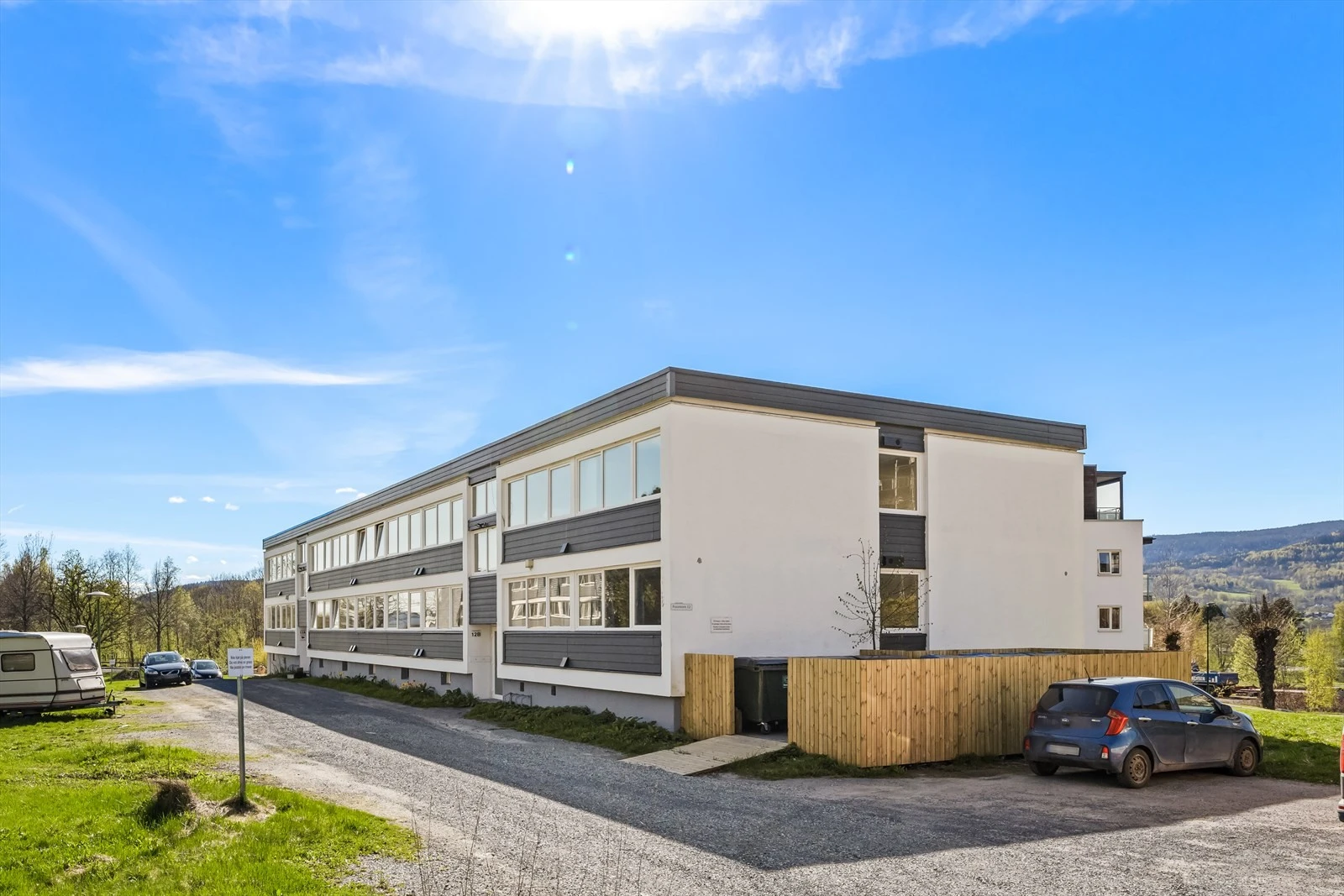 Eiendommen har en fin beliggenhet i et rolig, attraktivt og fredelig boligområde.
