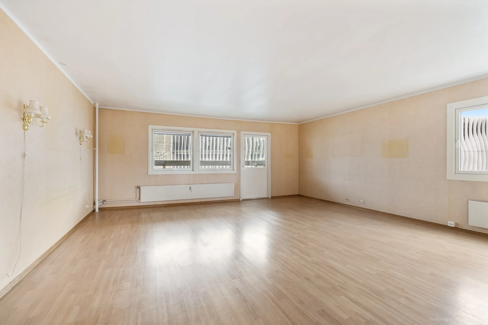 Fra stuen er det utgang til innglasset balkong som fungerer som en fin forlenger til stuen.