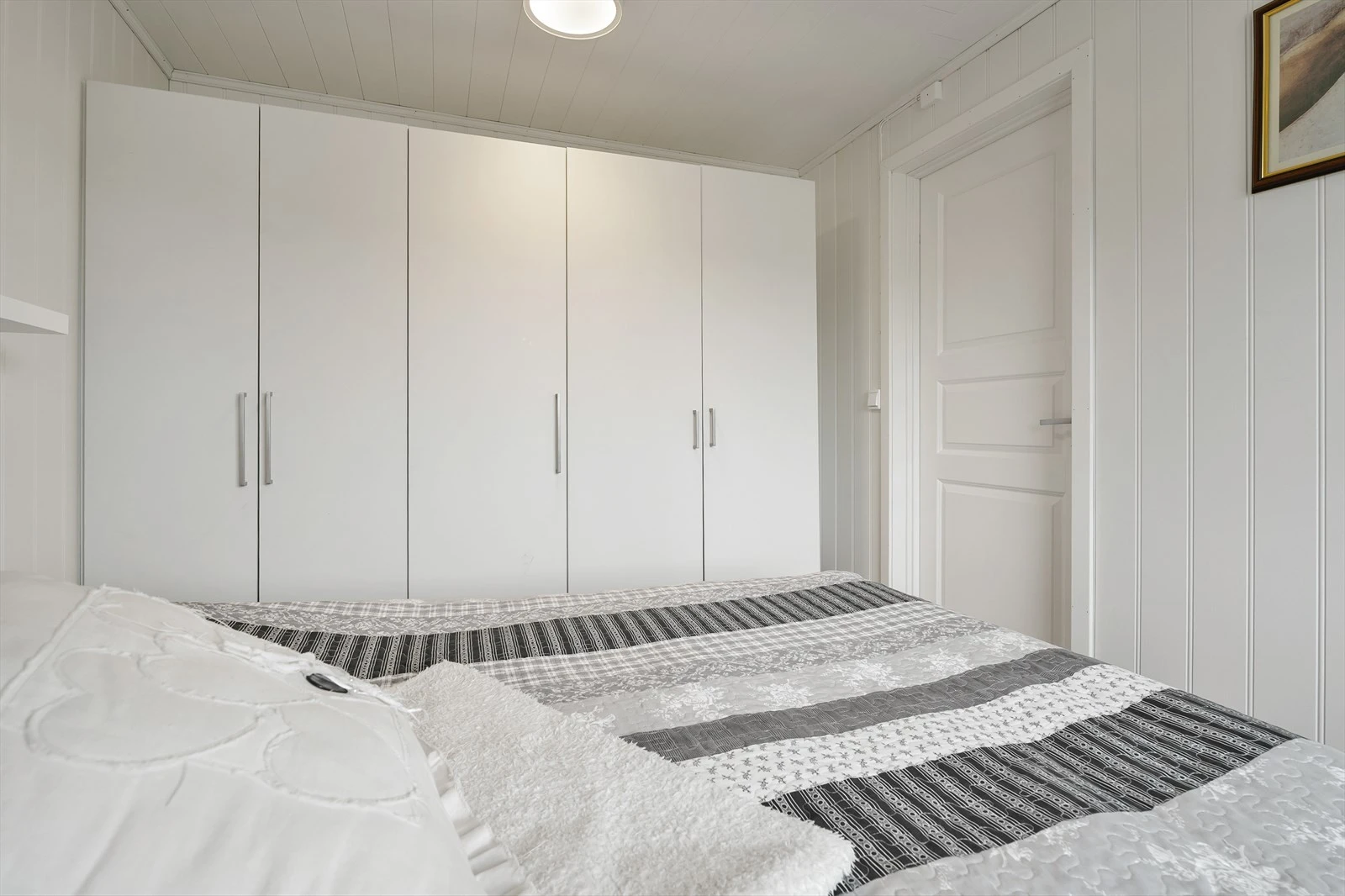 Soverom med god plass til dobbeltseng og garderobe.