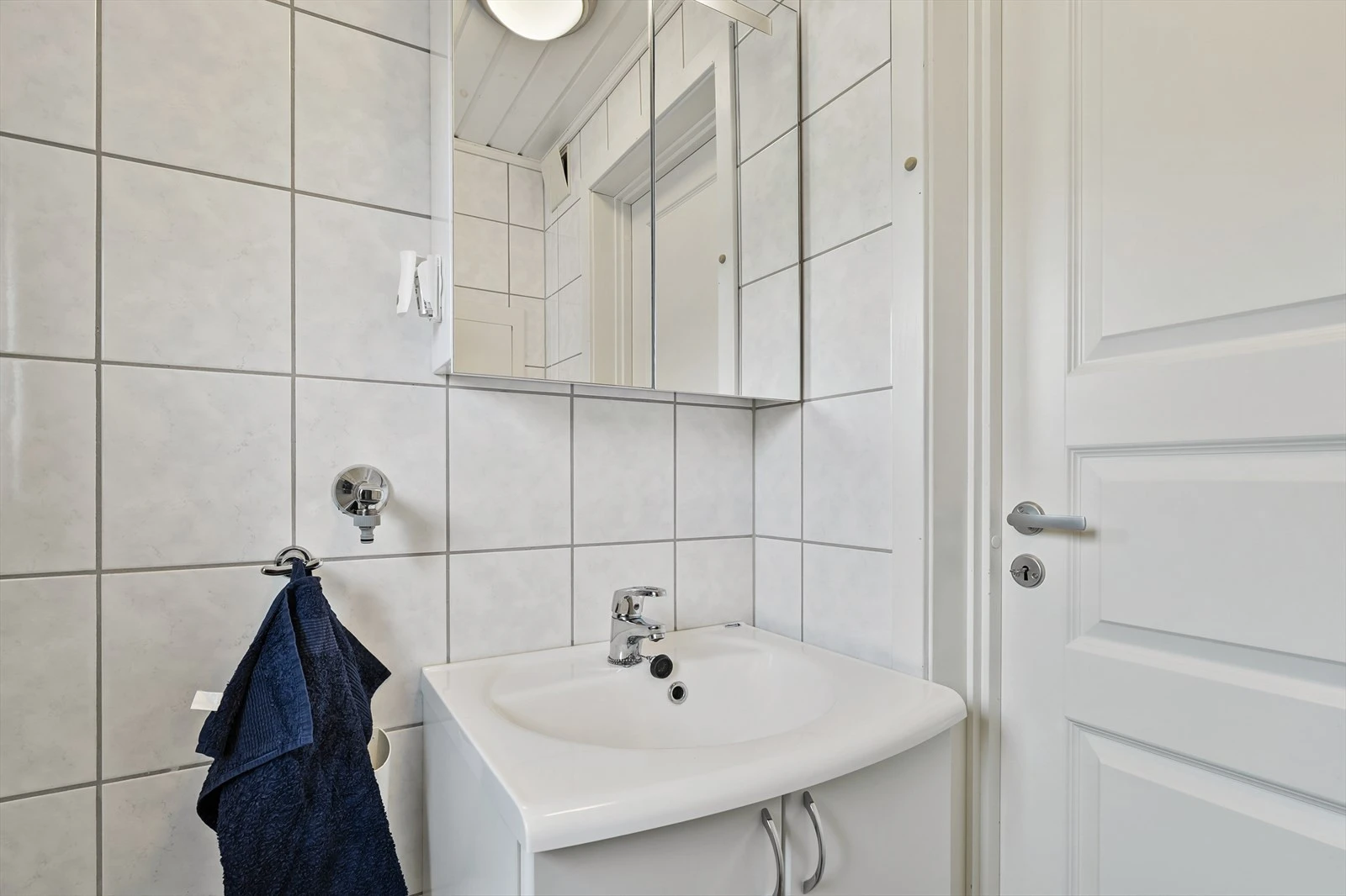 Moderne baderomsinnredning (2011) med opplegg for vaskemaskin.