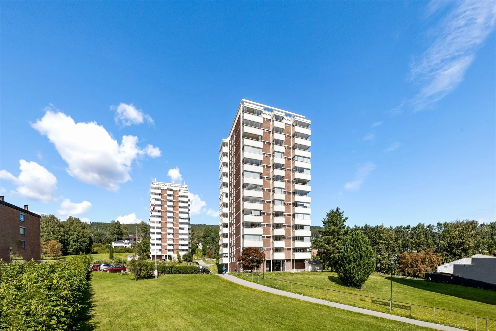 Arealene er pent opparbeidet med store grøntarealer med sittegrupper, lekeplass, plener og beplantning, og er et flott sted å tilbringe tid med familie og venner.