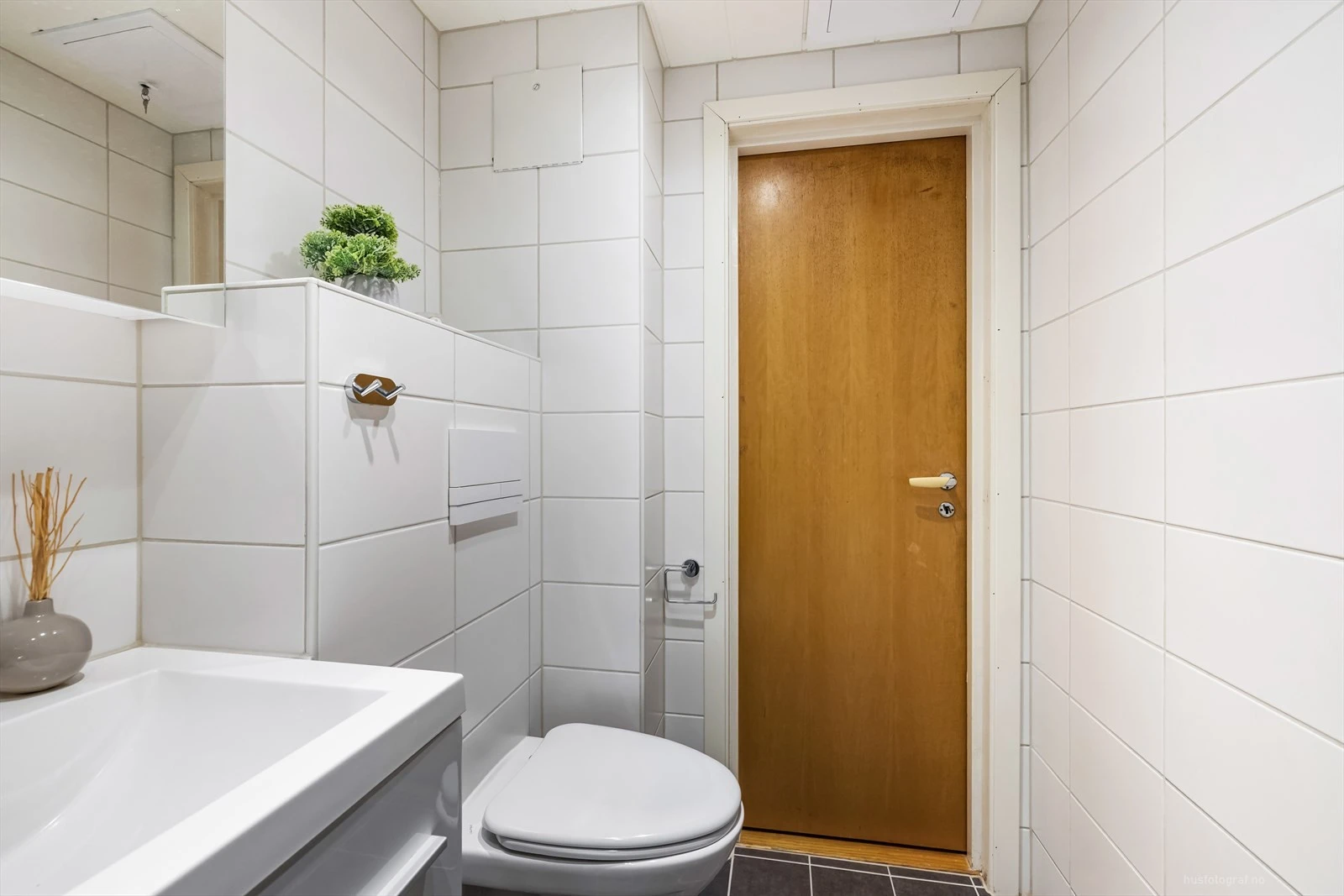 Moderne baderomsinnredning (2013) med opplegg for vaskemaskin.
