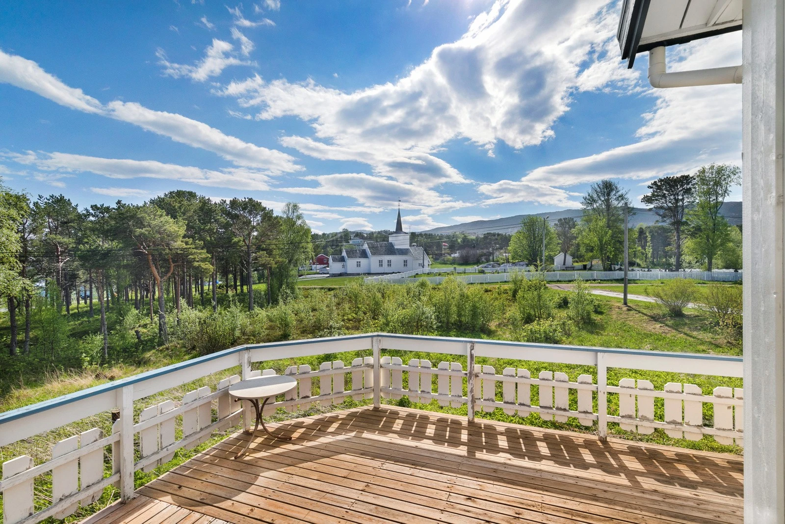 Stor terrasse med plass til utemøbler hvor du kan nyte sola Galleribilde