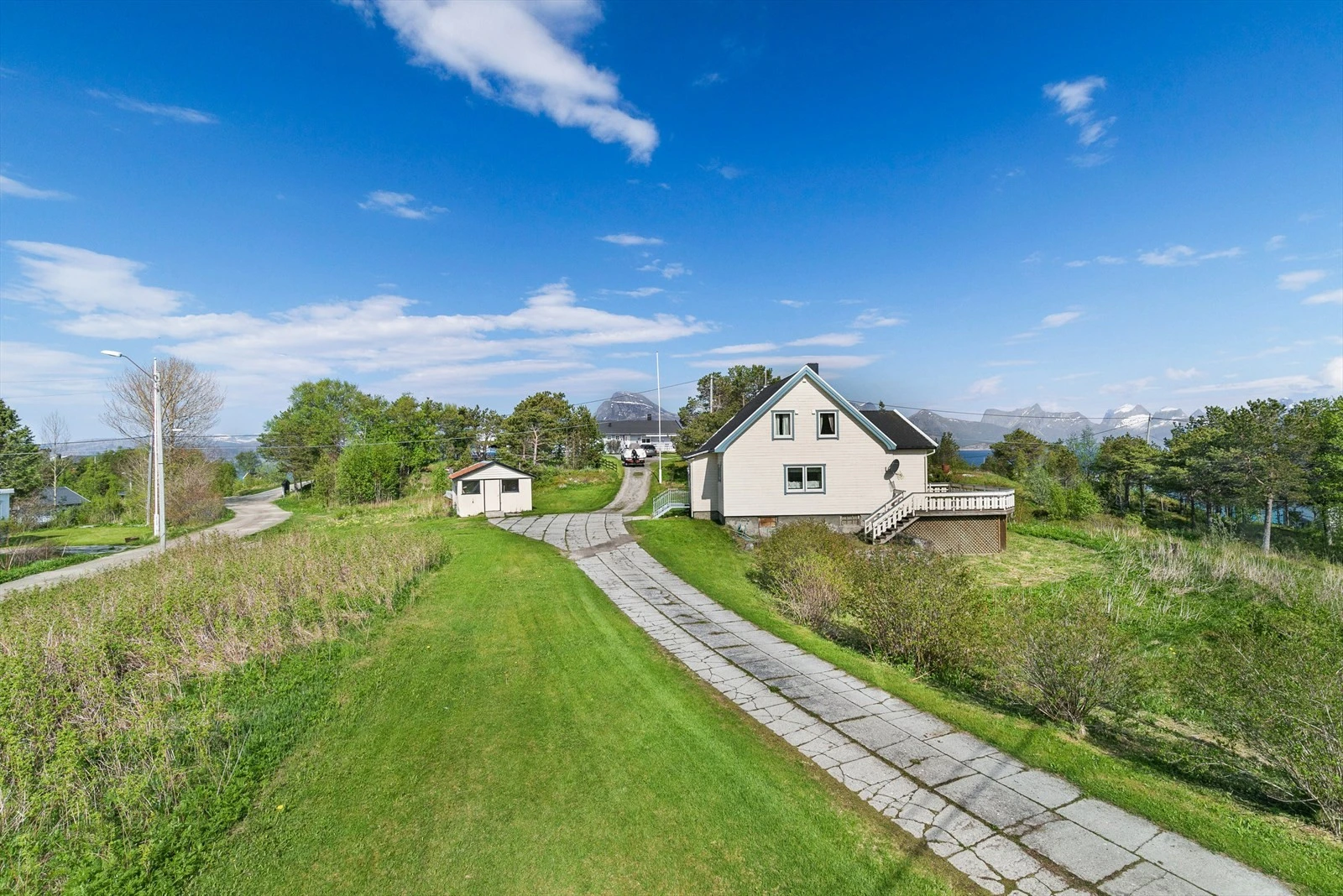 Stor tomt med god plass for parkering Galleribilde