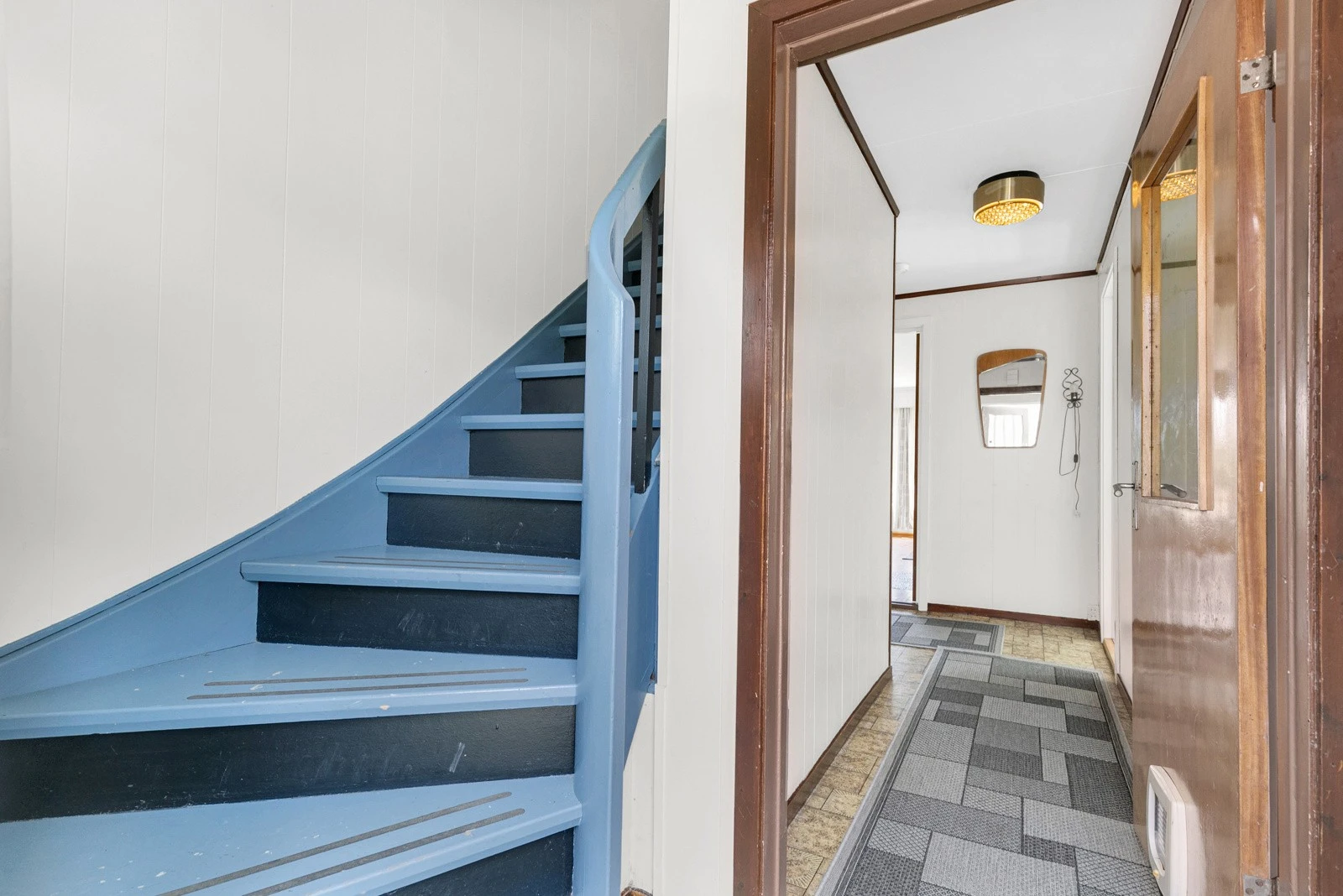 Entrè med trapp opp til 2. etasjen. Galleribilde