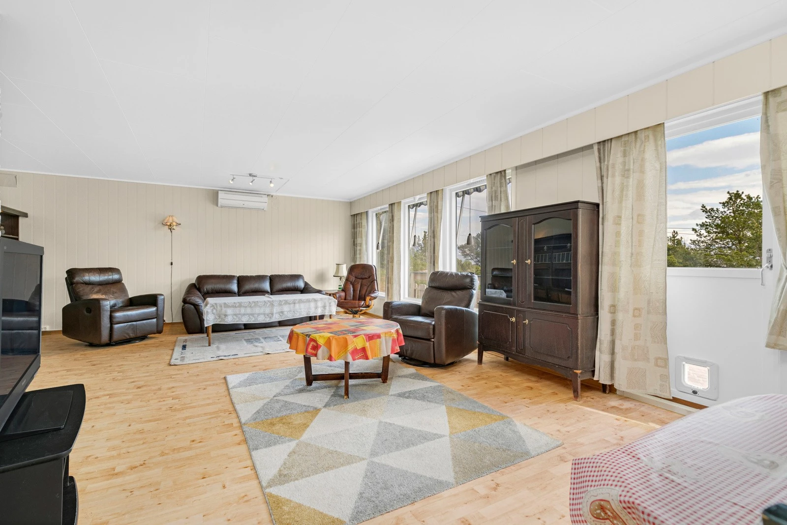 Det er vinylbelegg på gulv og vegger malt i lys farge. Galleribilde