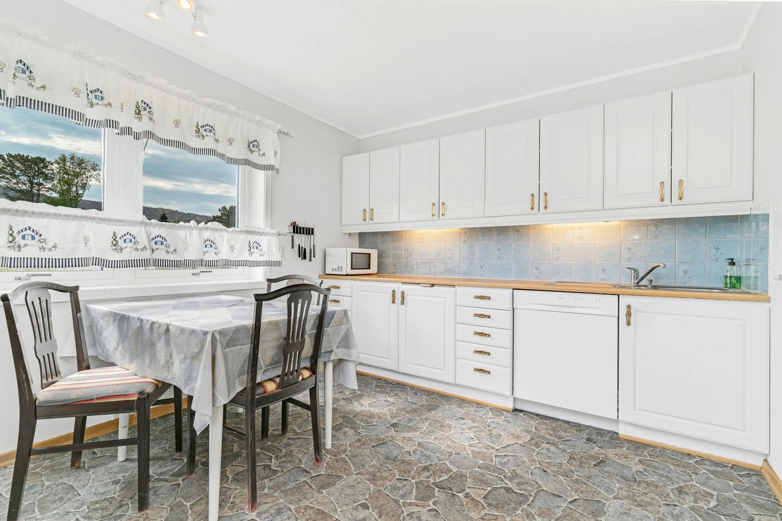 På kjøkkenet har du også plass til frokostbord. Galleribilde