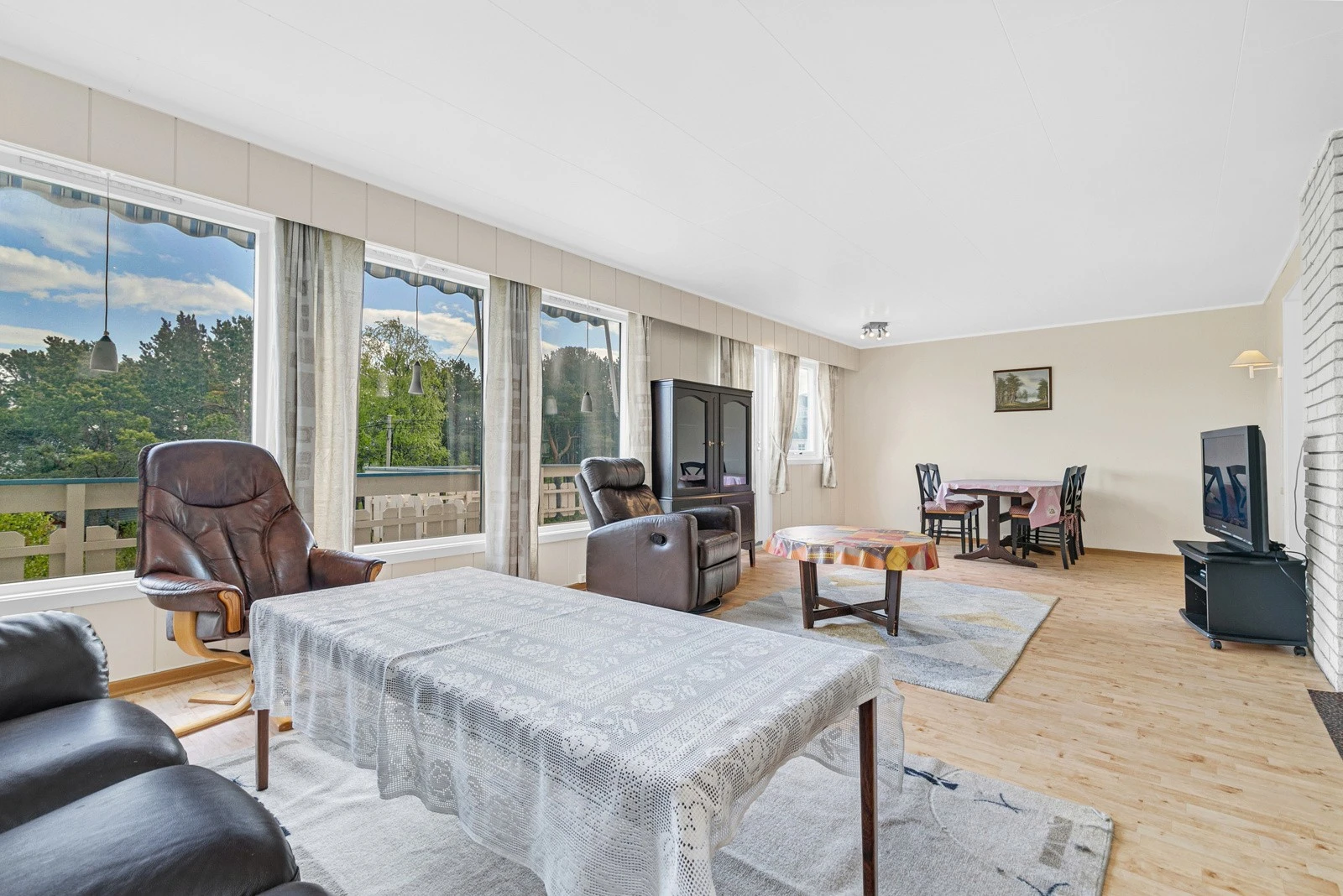 Romslig og lys stue. Galleribilde