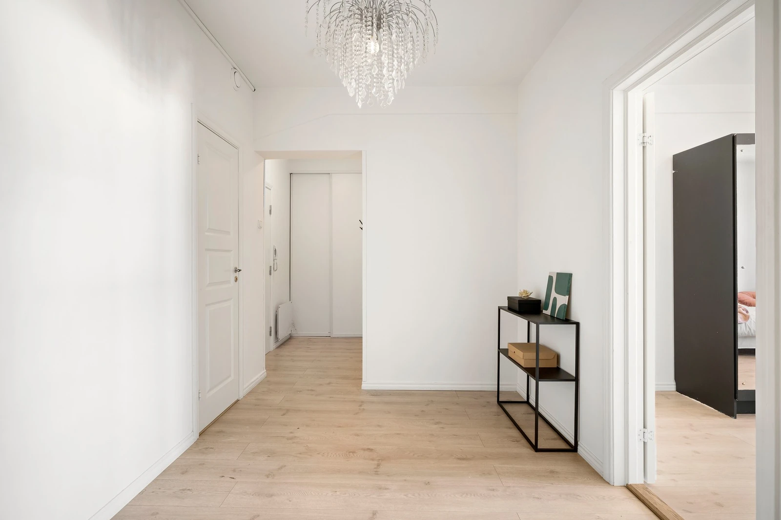 Romslig gang med god plass til oppbevaring. Galleribilde