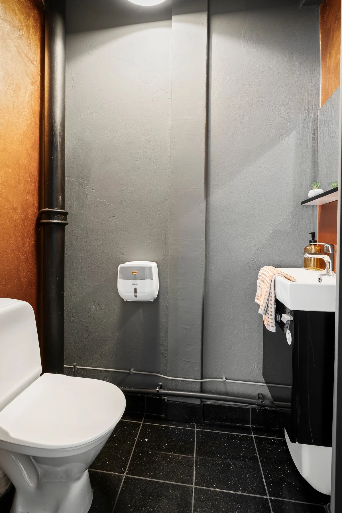 Praktisk gjestetoalett i tilknytning til entréen. Galleribilde