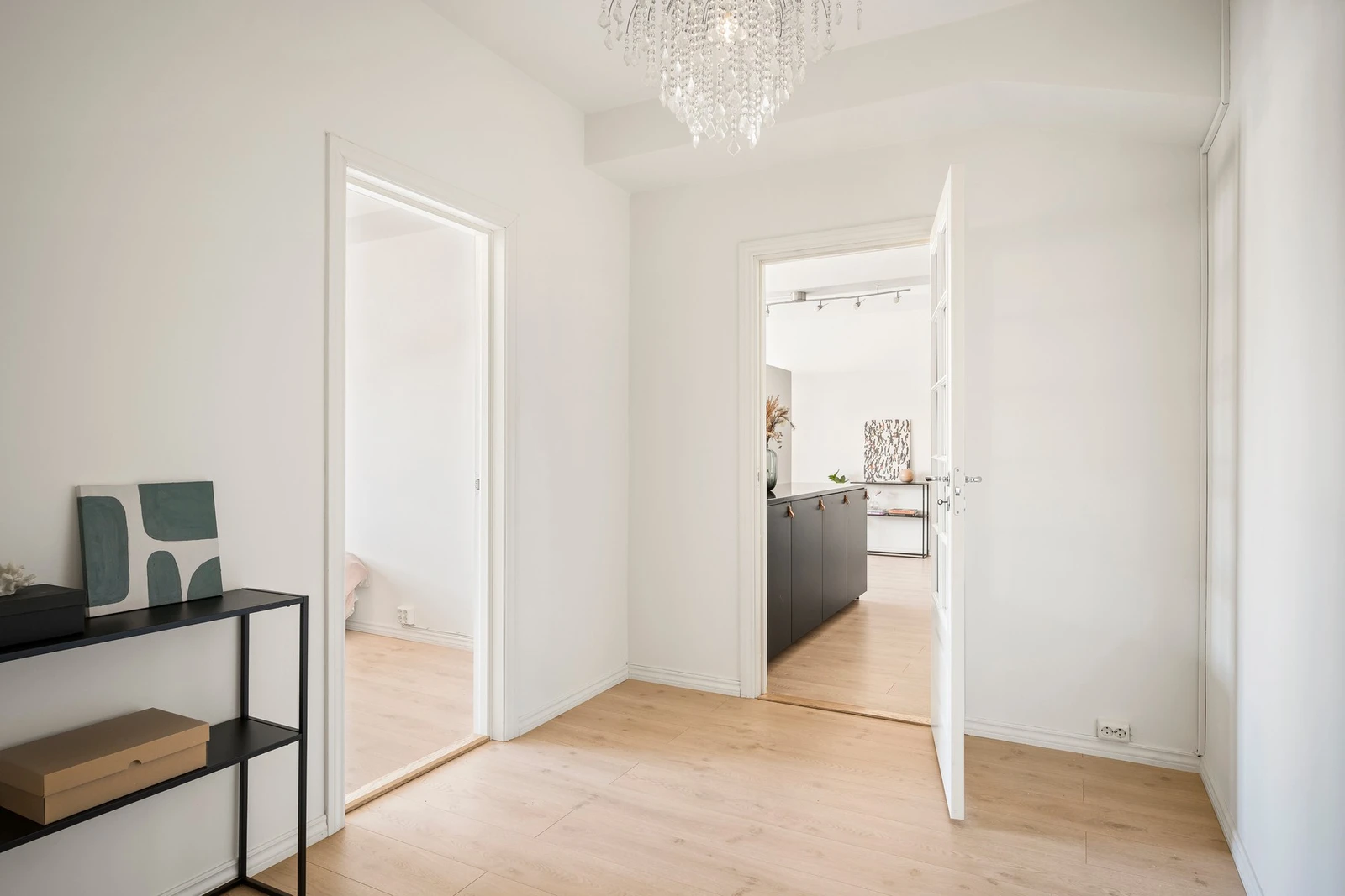 Innbydende entré med plass til knaggrekker, skohyller og oppbevaringsmøblement. Galleribilde