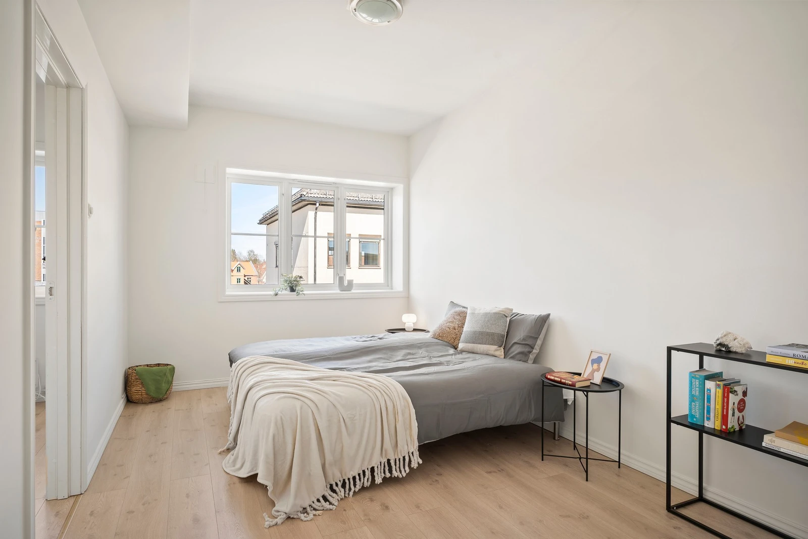 Velegnet plass til seng, nattbord og garderobeskap. Galleribilde