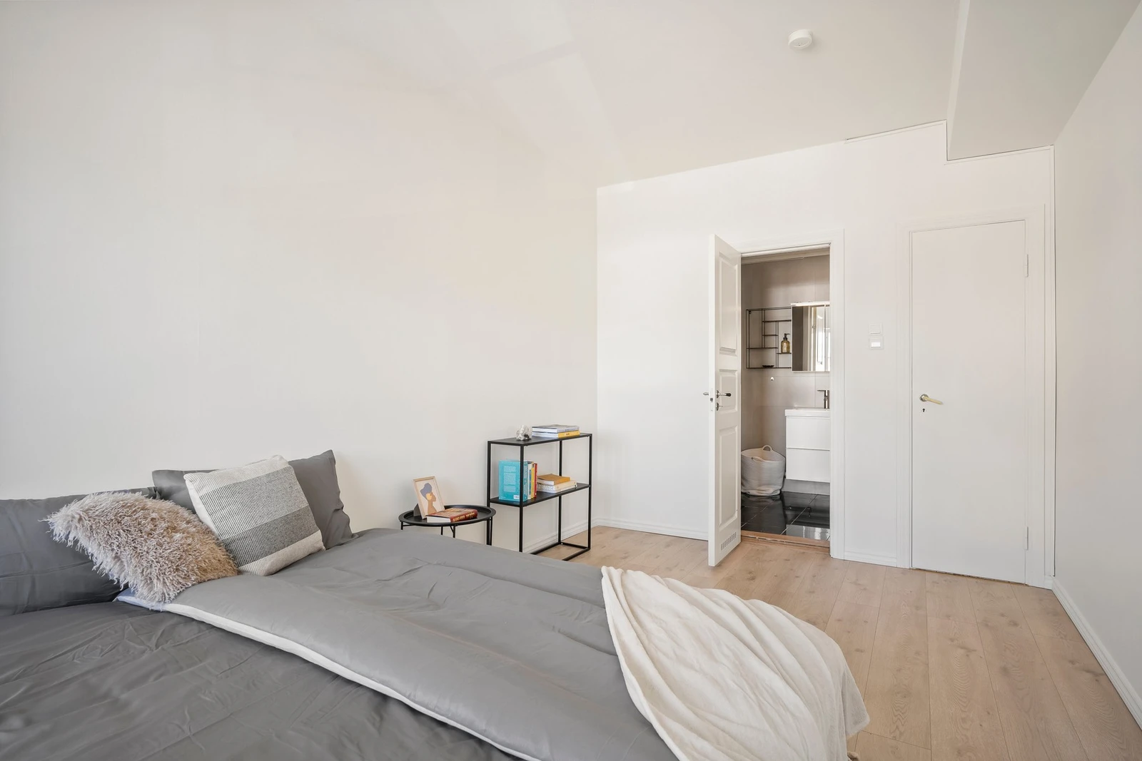 Hovedsoverommet har walk-in closet og bad en suite. Galleribilde