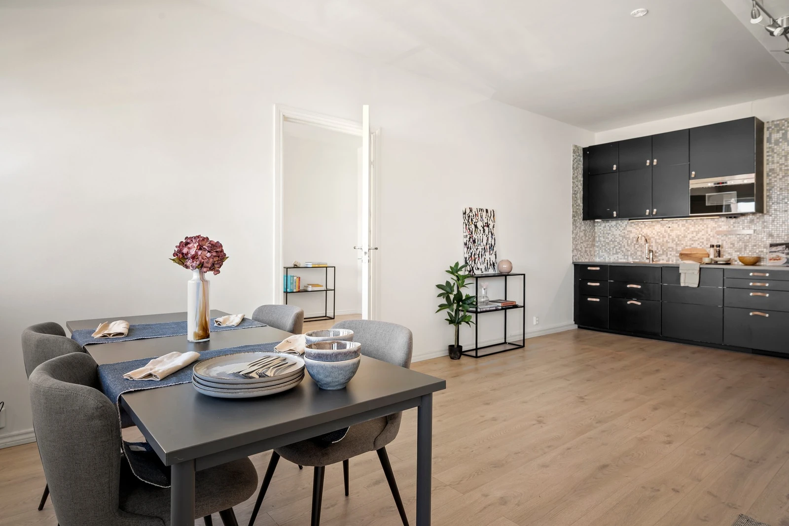 God standard med nyere bad fra 2021, IKEA kjøkken med integrerte hvitevarer og 1. stavs laminatgulv. Galleribilde