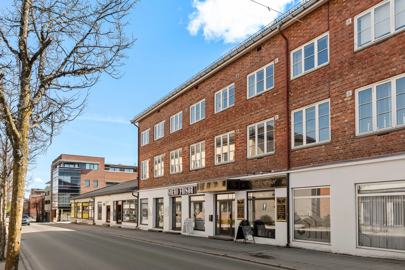 Like utenfor inngangsdøren er det et rikt utvalg restauranter, caféer, idrettsbaner og butikker. Galleribilde