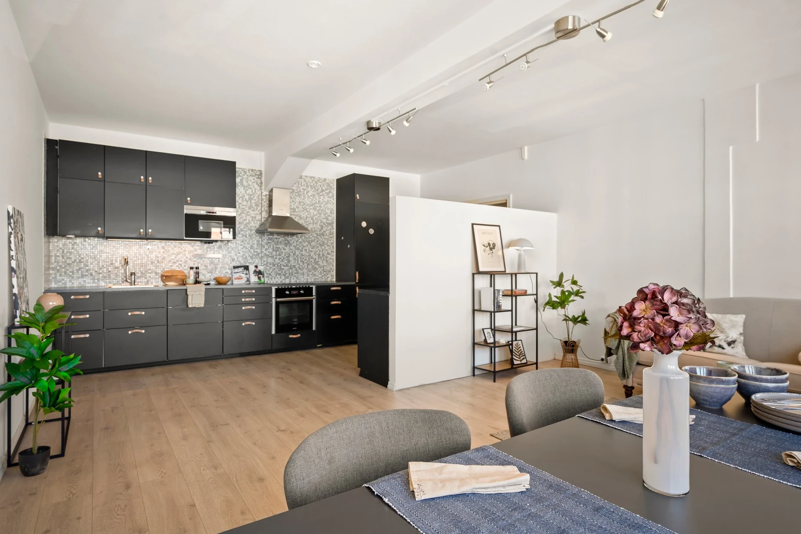 Åpen løsning mellom stue og kjøkkendelen. Galleribilde