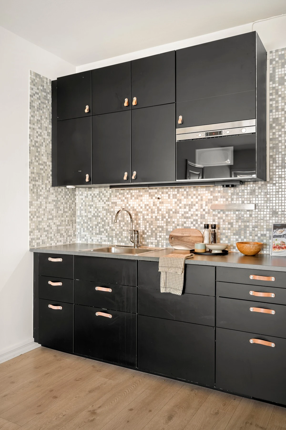 Fliser mellom benk og overskap forenkler rengjøring. Galleribilde