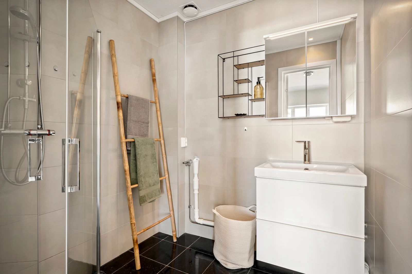 Tidsriktig og moderne bad oppusset i 2021. Galleribilde