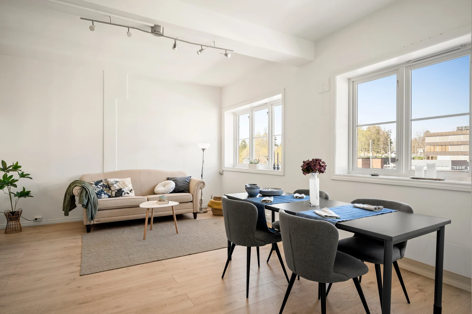 Leiligheten ligger flott til i 3. etasje på et klassisk teglsteinsbygg fra 1947. Galleribilde