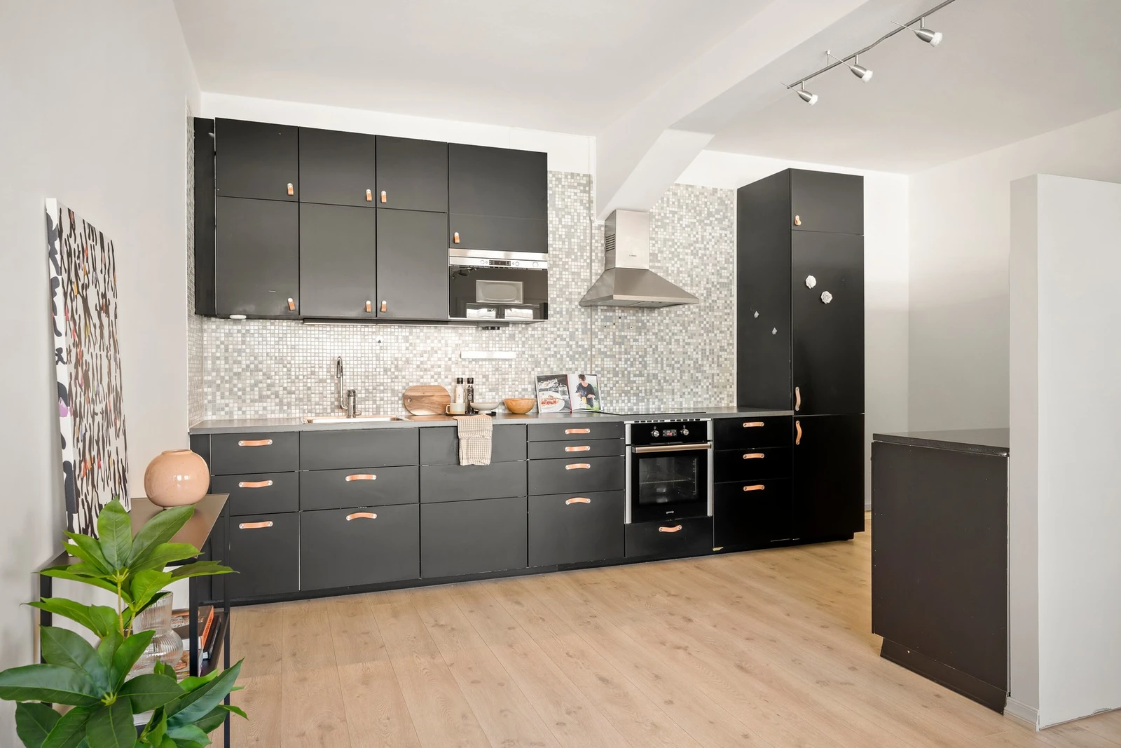 Flott Ikea kjøkkeninnredning med integrerte hvitevarer. Galleribilde