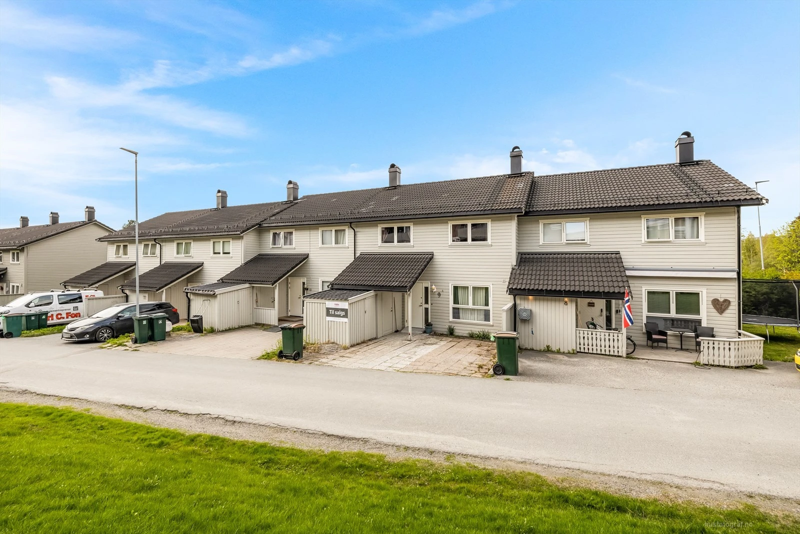 Eiendommen har en fin beliggenhet i et rolig, attraktivt og barnevennlig boligområde.