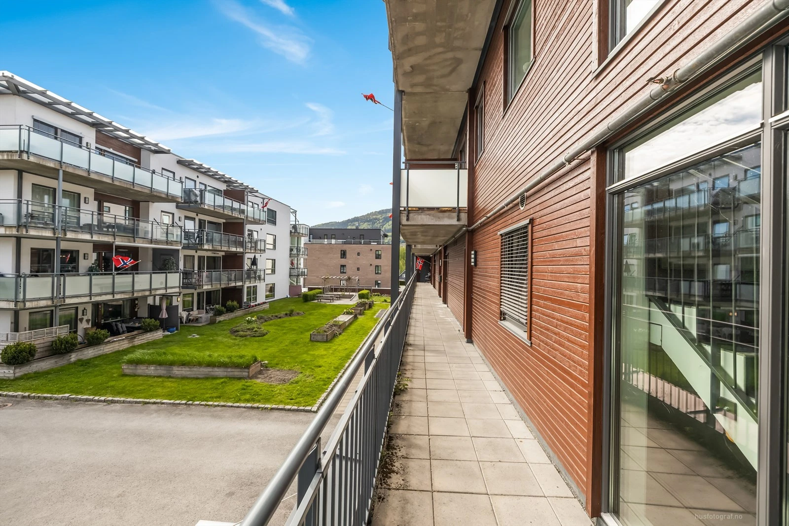 Arealene er pent opparbeidet med store grøntarealer med sittegrupper, lekeplass, plener og beplantning, og er et flott sted å tilbringe tid med familie og venner.