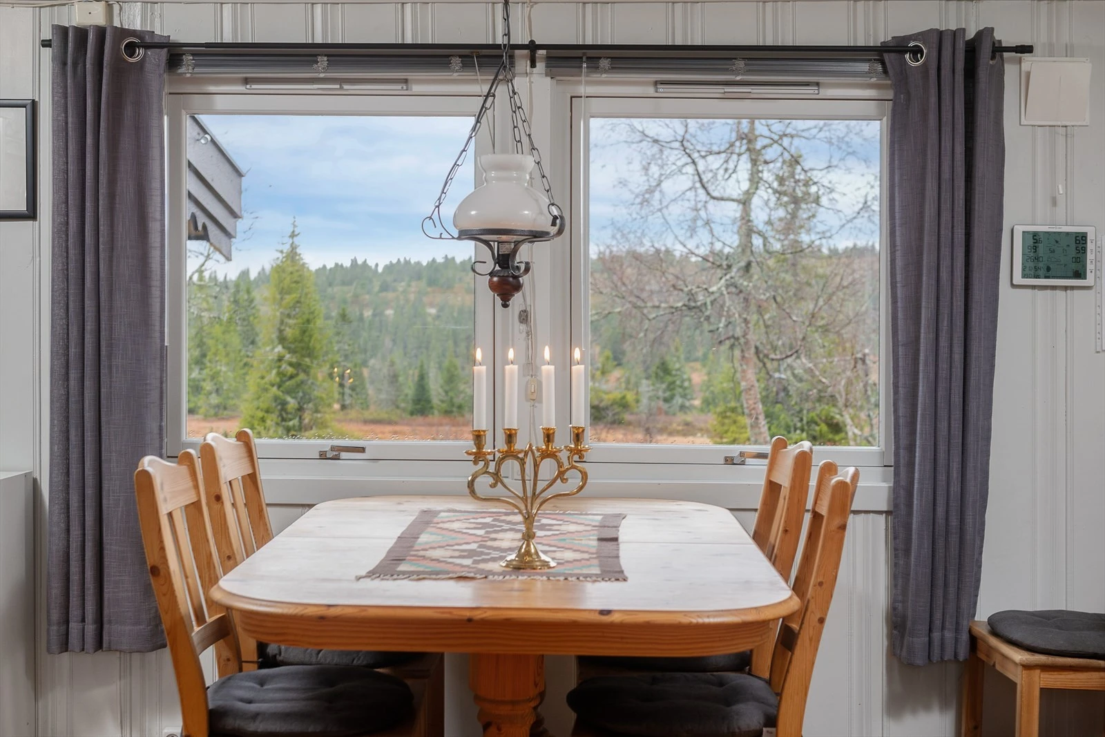 Fint lys inn over spiseplassen. Galleribilde