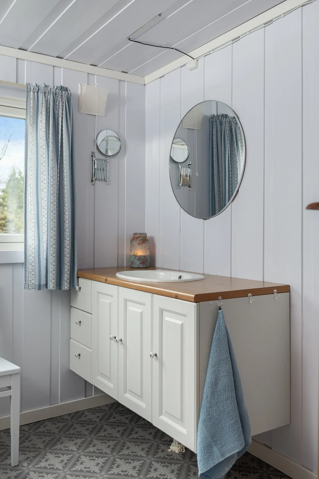 Servantinnredningen har skap for oppbevaring. Galleribilde