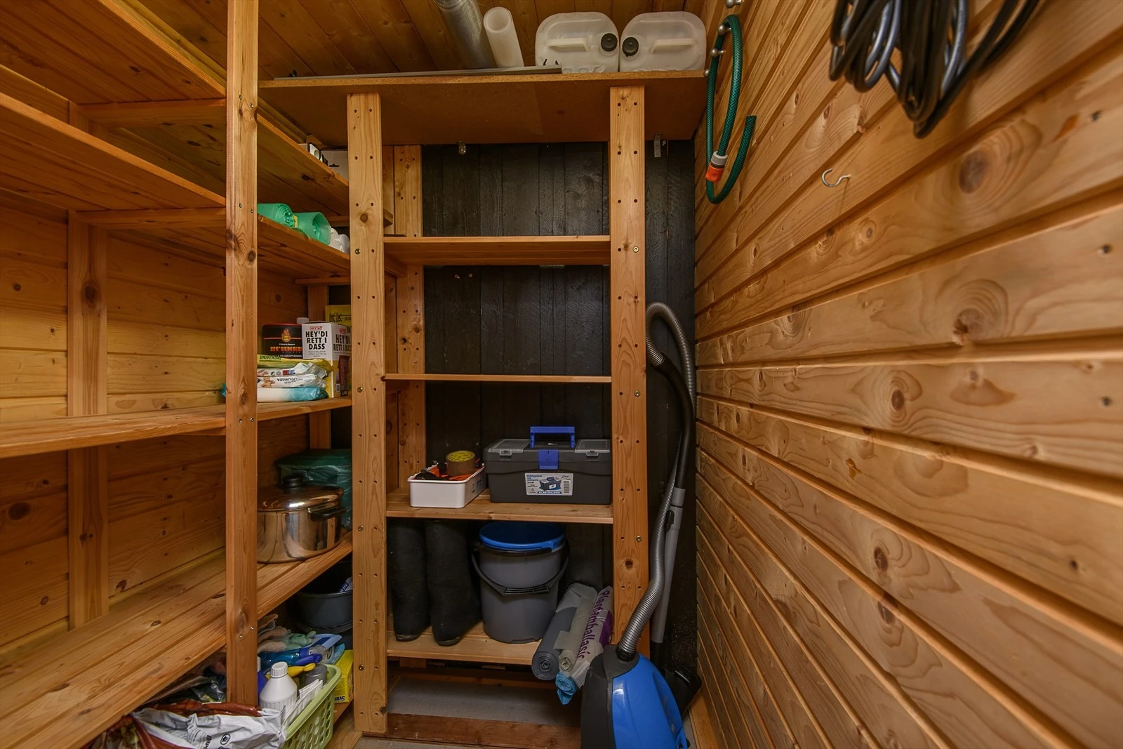 Utstyrsbod inne i hytta med adkomst fra gangen. Galleribilde