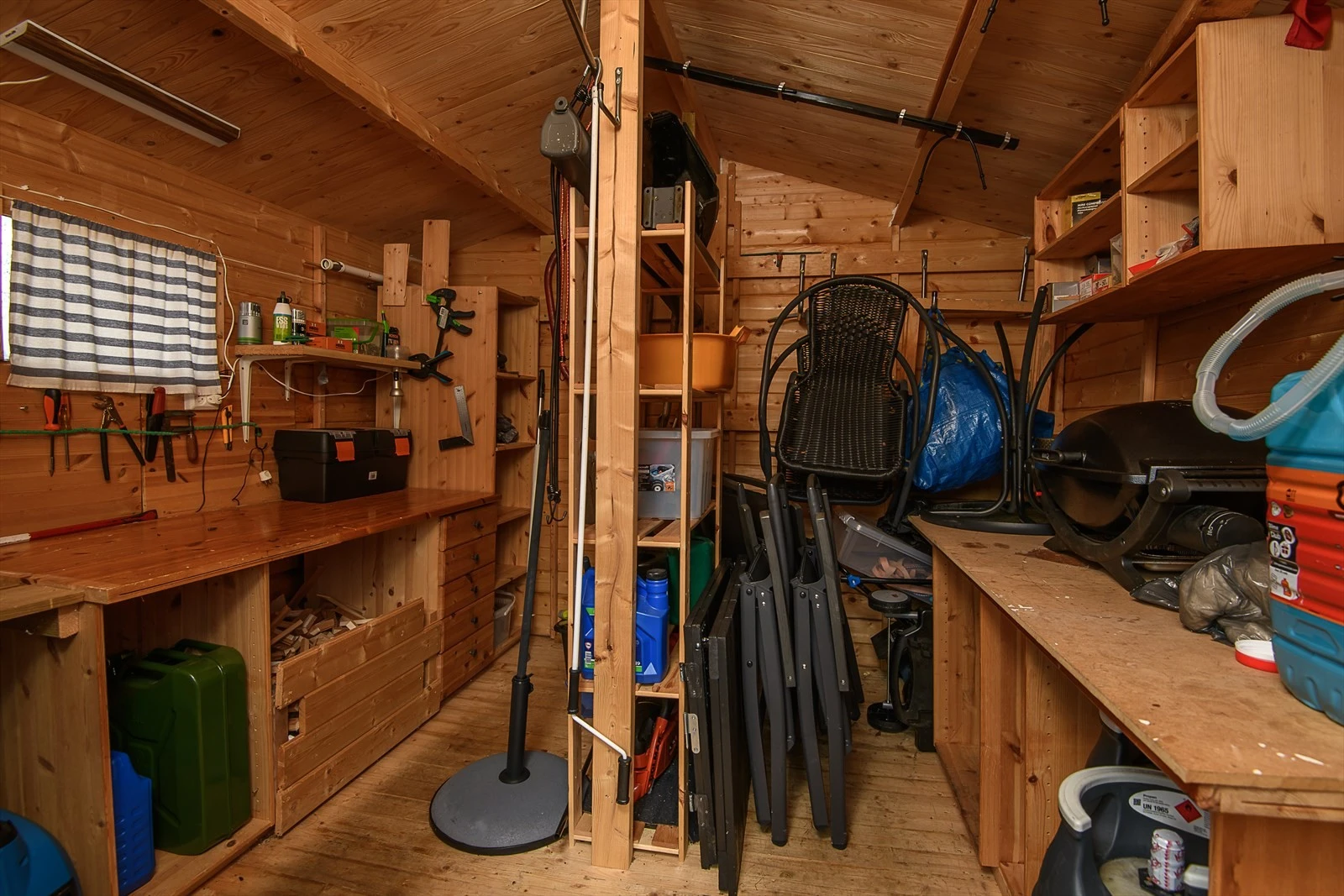 God lagringsplass inne i uthuset. Galleribilde