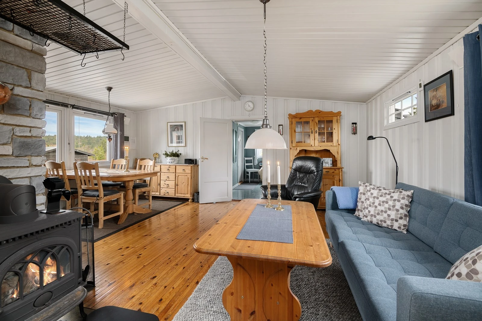 Sosialt og hyggelig i stua. Galleribilde