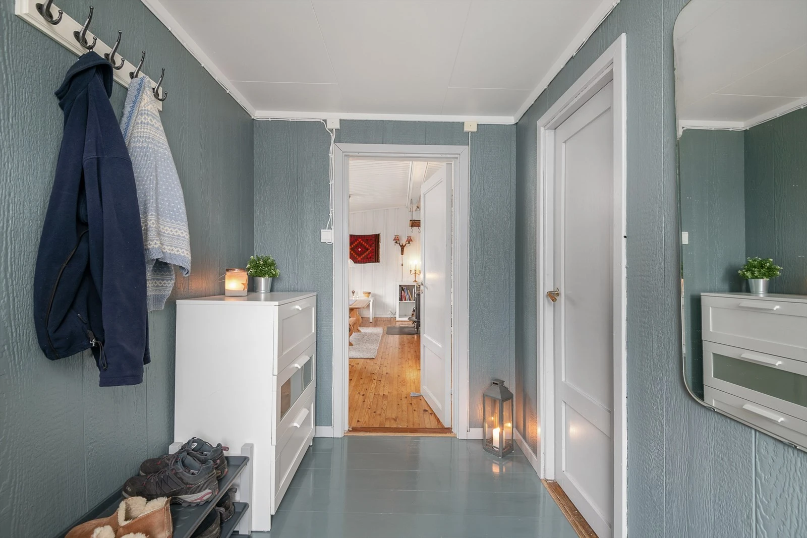 Dør fra gangen og inn i stua. Galleribilde