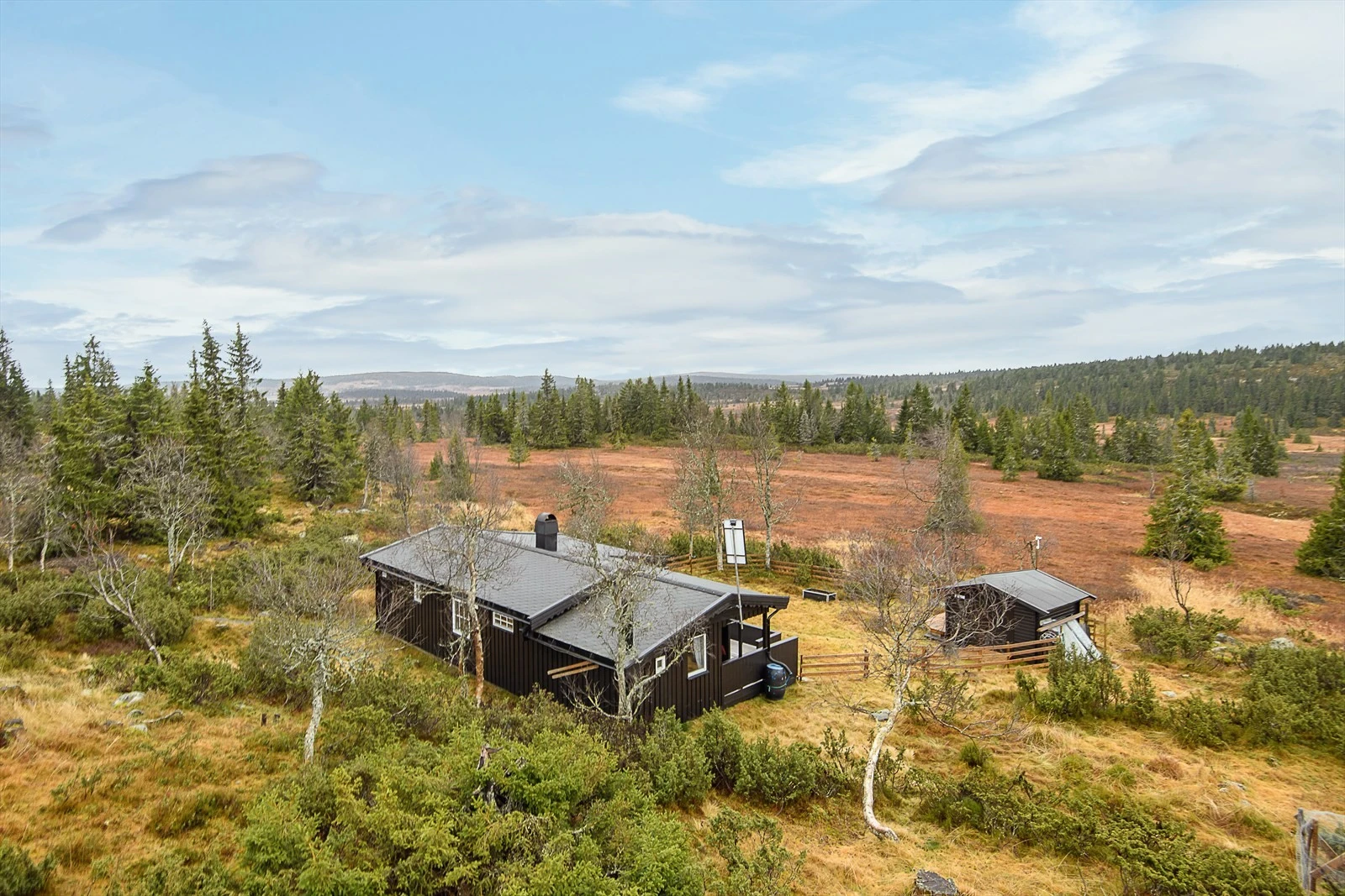 Trivelig hytte med utrolig flott beliggenhet på Aksjøen! Det er åpent og fritt foran hytta, som ligger i ytterkanten av området. Galleribilde
