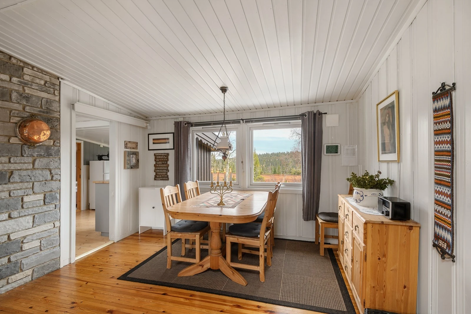 Stua har god plass til både sofa og spisebord. Spiseplassen ligger i fin kontakt med kjøkkenet. Galleribilde