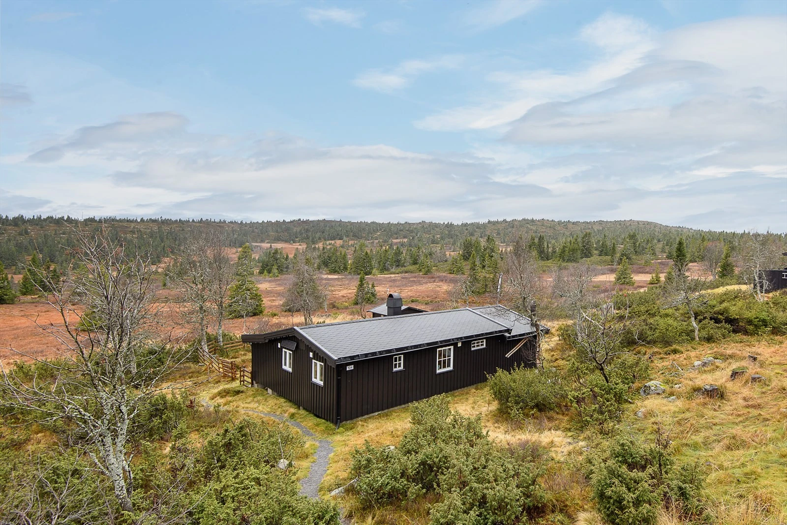 Det er helårsvei i området med biloppstillingsplass rett ovenfor hytta. Galleribilde