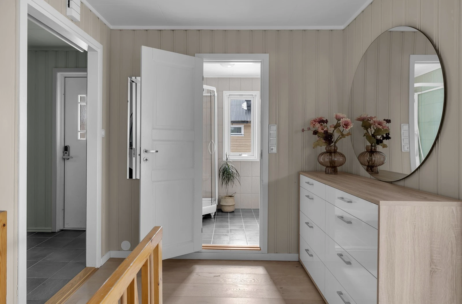 Fra hallen føres du til bad, soverom, stue, kjøkken og trappegang ned til u. etasje Galleribilde