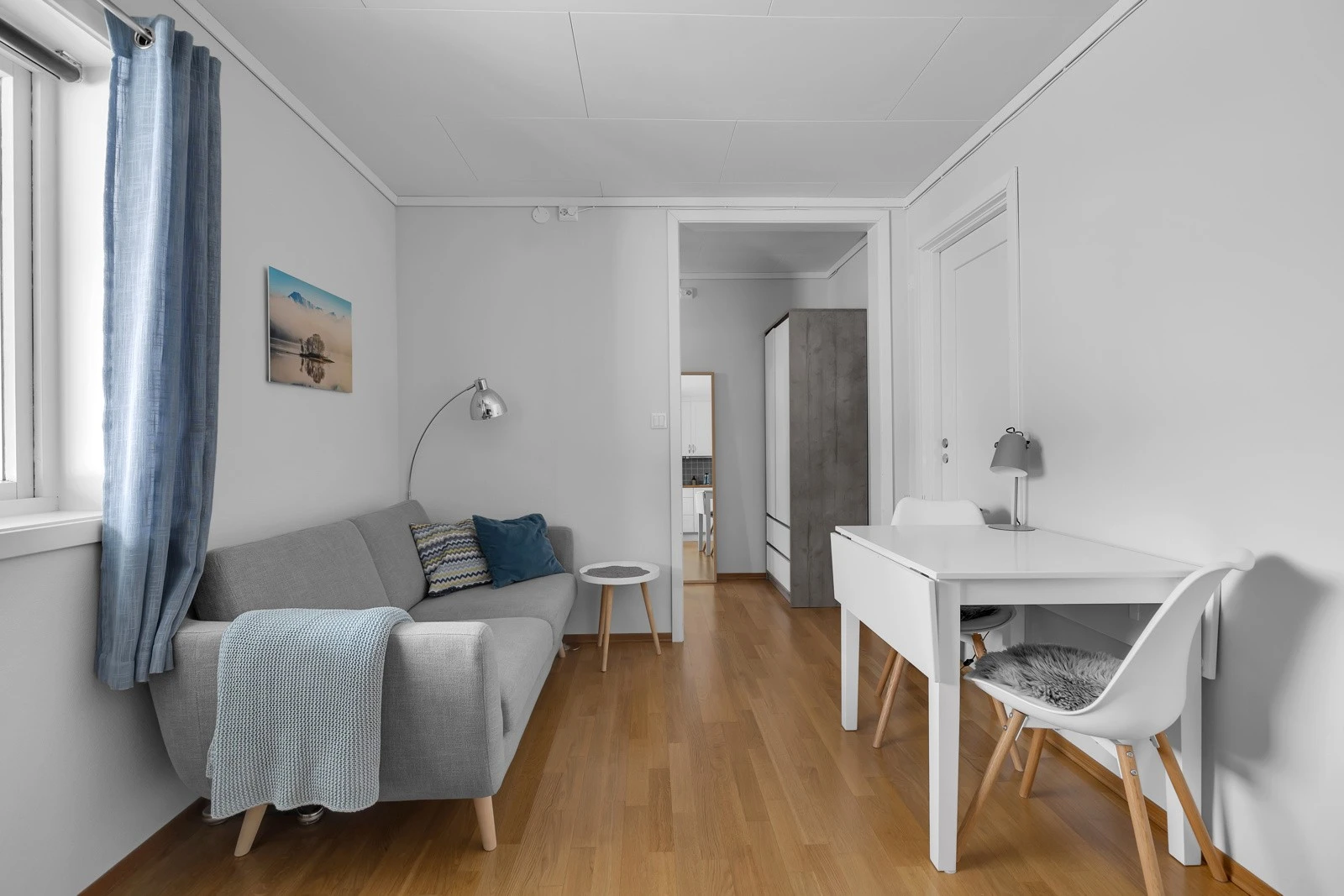 Stue og kjøkken i åpen løsning Galleribilde