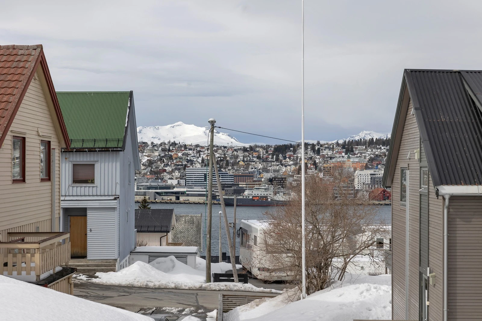 Det er godt med luft rundt eiendommen og du har fin utsikt mot sundet og Tromsøya Galleribilde