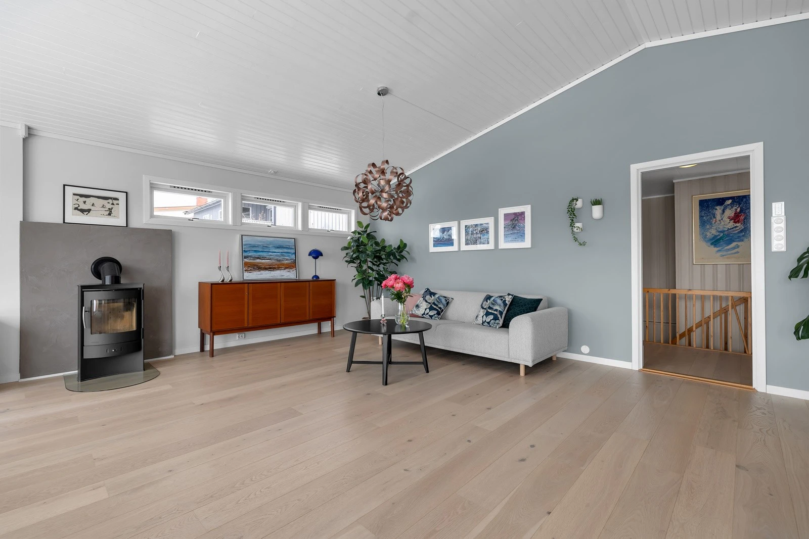 Stua er stor og åpen med god takhøyde Galleribilde