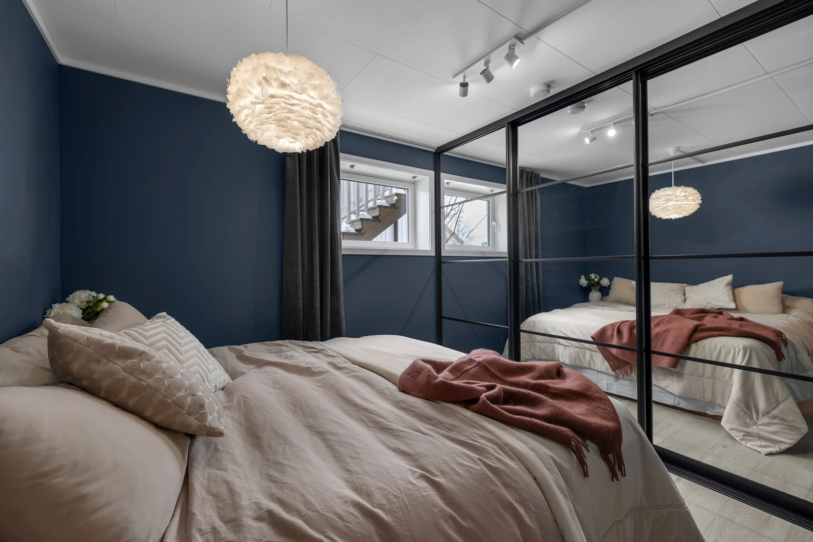 Soverom 1 er malt i pen farge og rommer fint en stor seng og garderobe Galleribilde