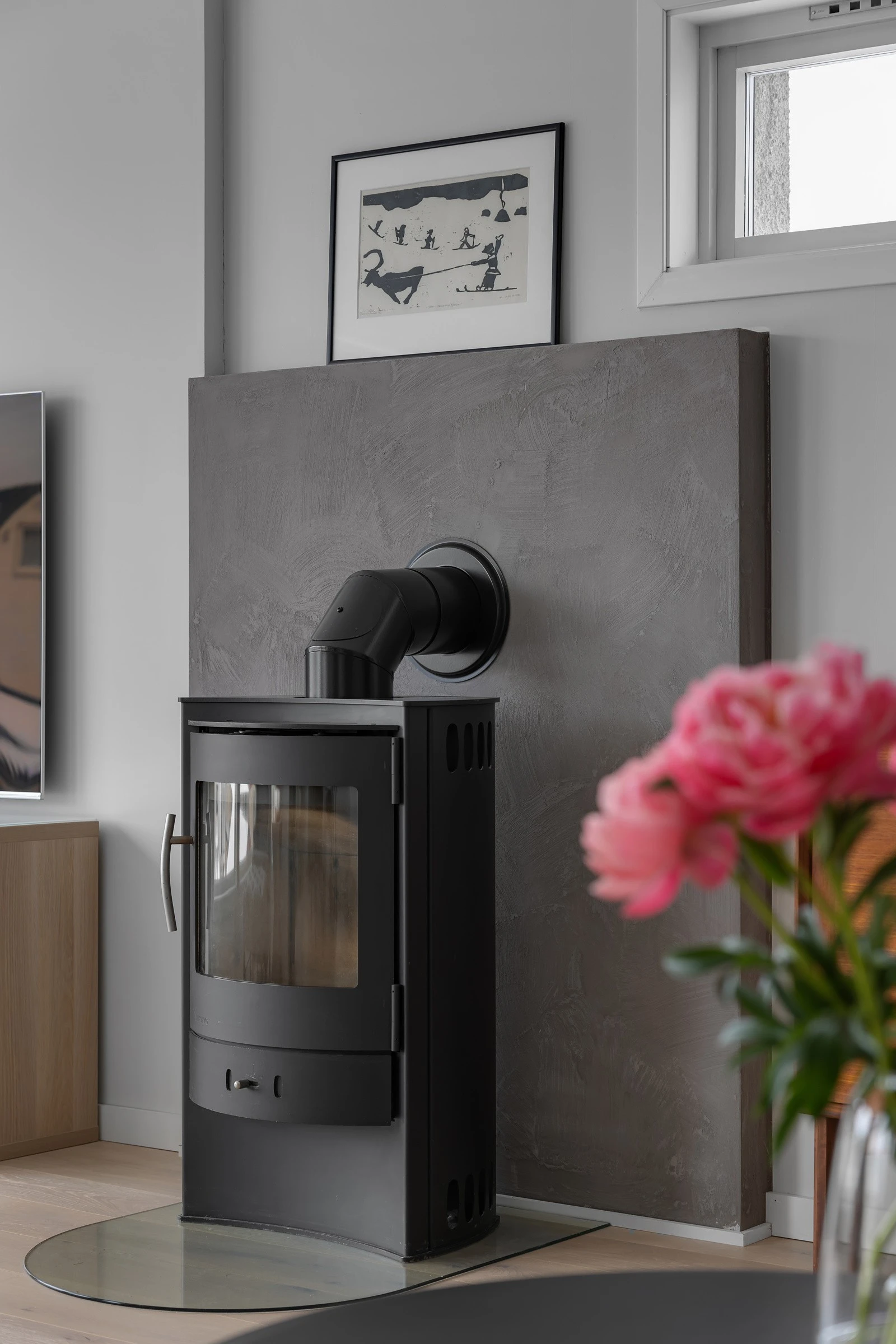 Stua er utstyrt med en moderne og effektiv vedovn Galleribilde